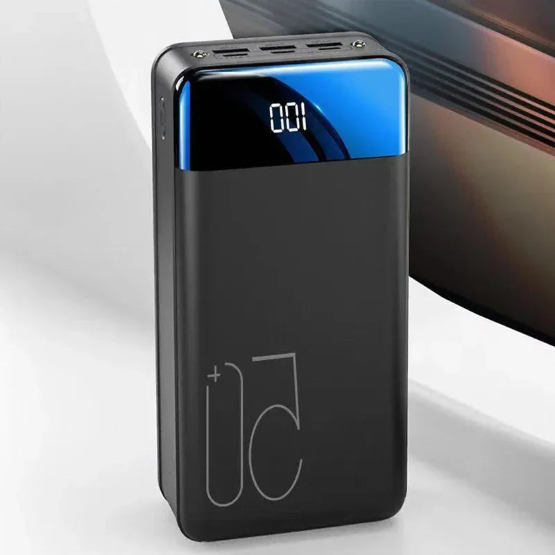 Powerbank TitanCharge 50 000 mAh w eleganckiej czarnej obudowie z wieloma portami USB