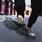 Buty SpeedCross IV w akcji — biegacz pokonujący techniczny szlak w górach