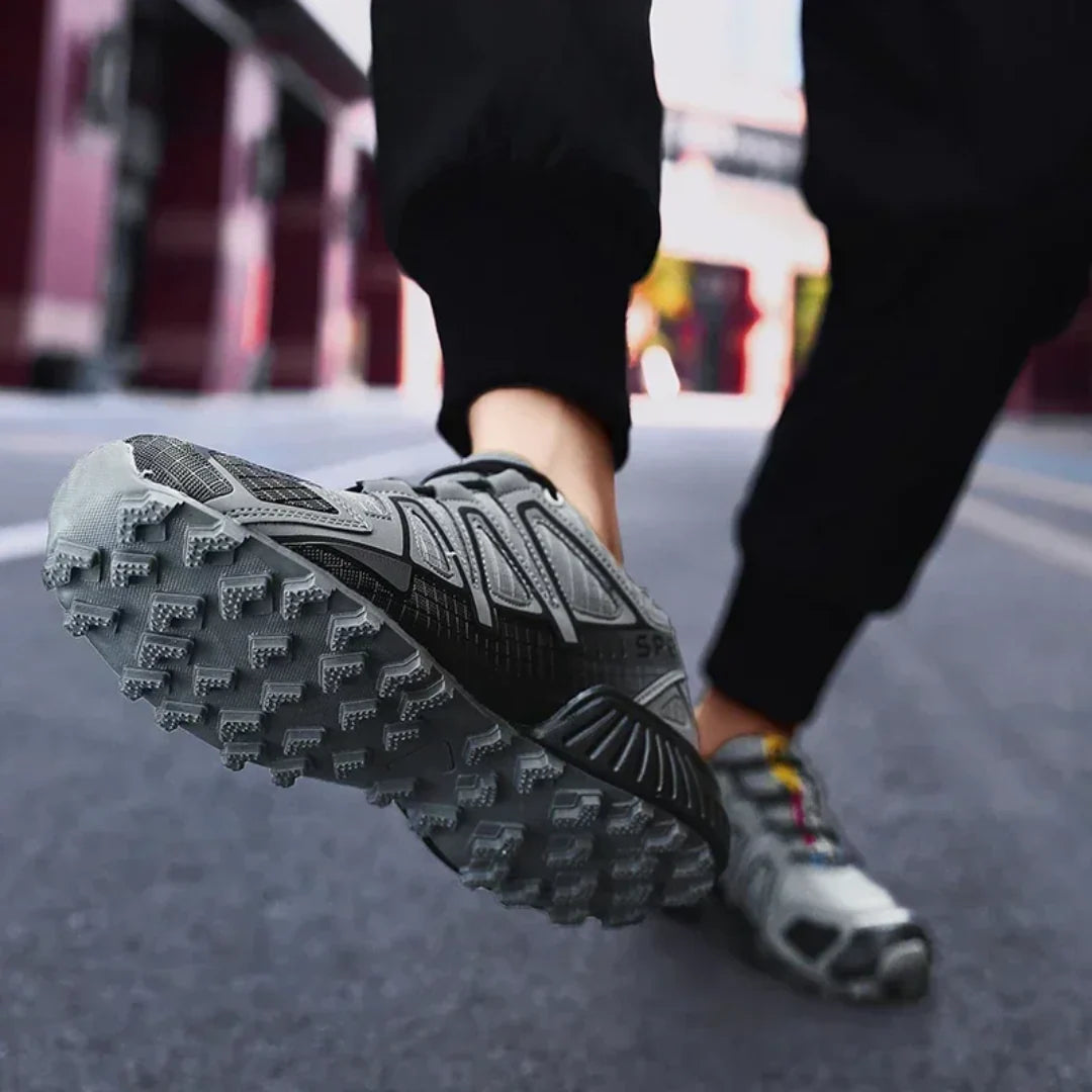 Buty SpeedCross IV w akcji — biegacz pokonujący techniczny szlak w górach