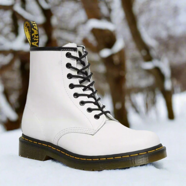 Skórzane buty Martens w klasycznym wykonaniu, ujęcie frontalne