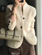 Kardigan damski z kaszmiru zapinany na guziki w eleganckiej stylizacji