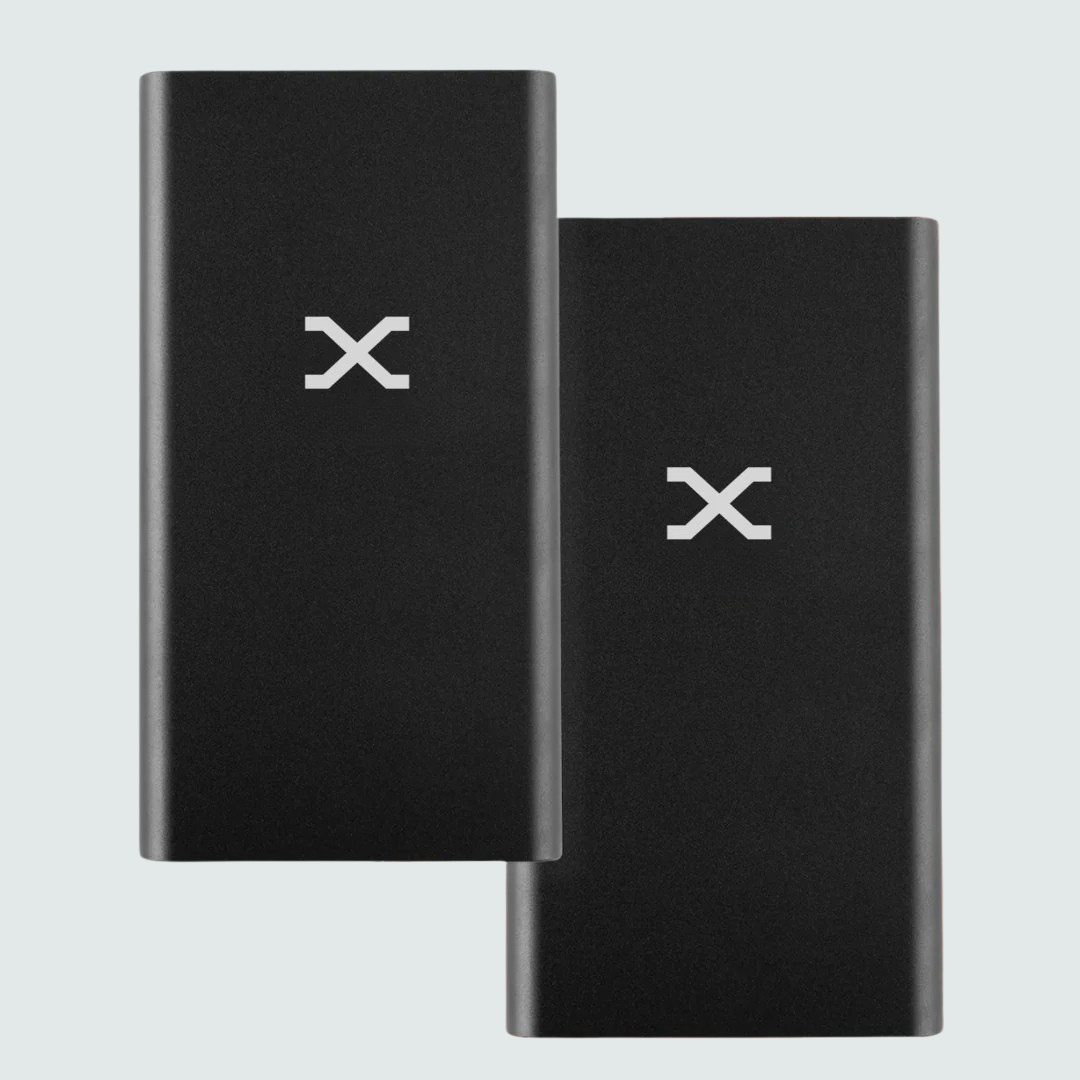 Dwa kompaktowe powerbanki Globdrew X w zestawie promocyjnym, idealne do ładowania smartfonów i tabletów w podróży