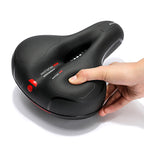 Ergonomiczne siodełko rowerowe CLOUDCOMFORT PRO w czerwonej wersji kolorystycznej na neutralnym tle