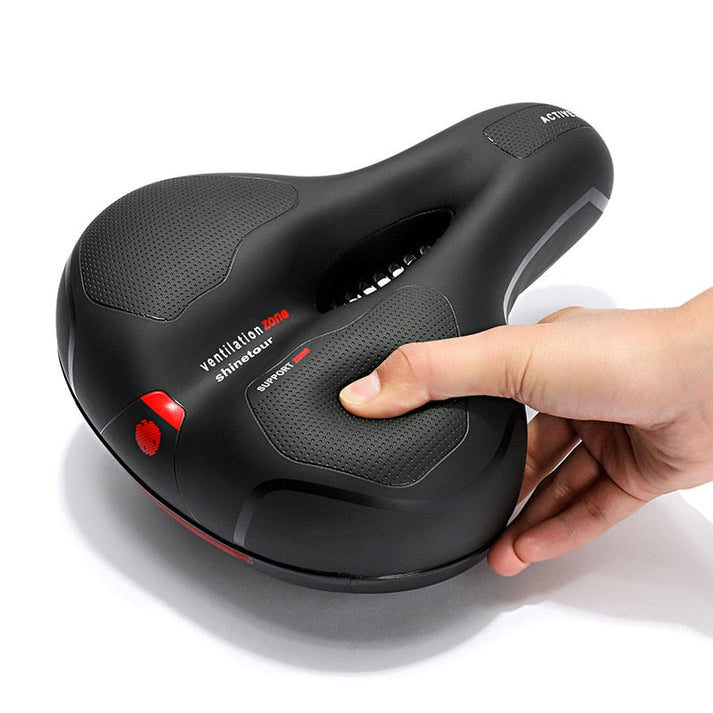 Ergonomiczne siodełko rowerowe CLOUDCOMFORT PRO w czerwonej wersji kolorystycznej na neutralnym tle