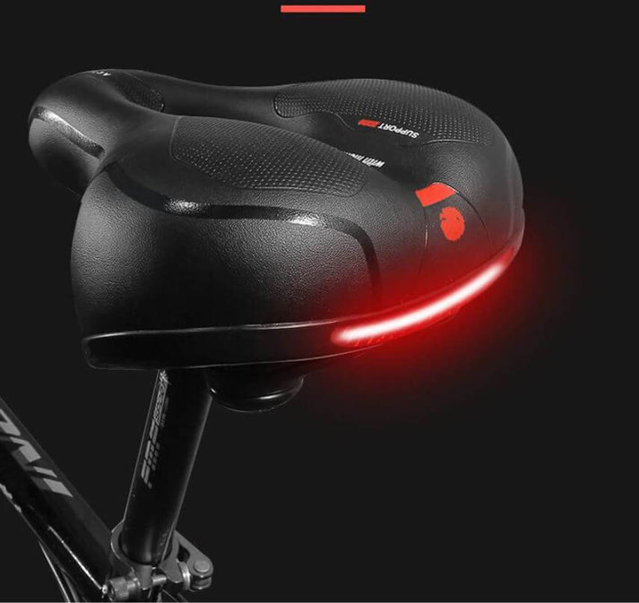 Szczegółowe ujęcie anatomicznego kształtu i wentylowanego materiału siodełka CLOUDCOMFORT PRO
