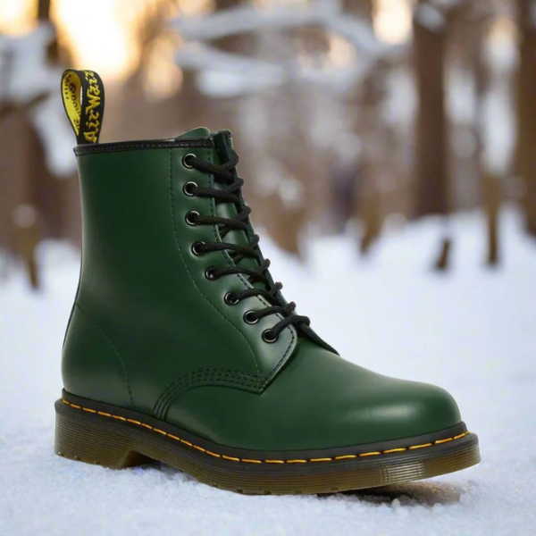 Buty Martens ze skóry z widoczną antypoślizgową podeszwą, perspektywa boczna