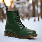 Buty Martens ze skóry z widoczną antypoślizgową podeszwą, perspektywa boczna
