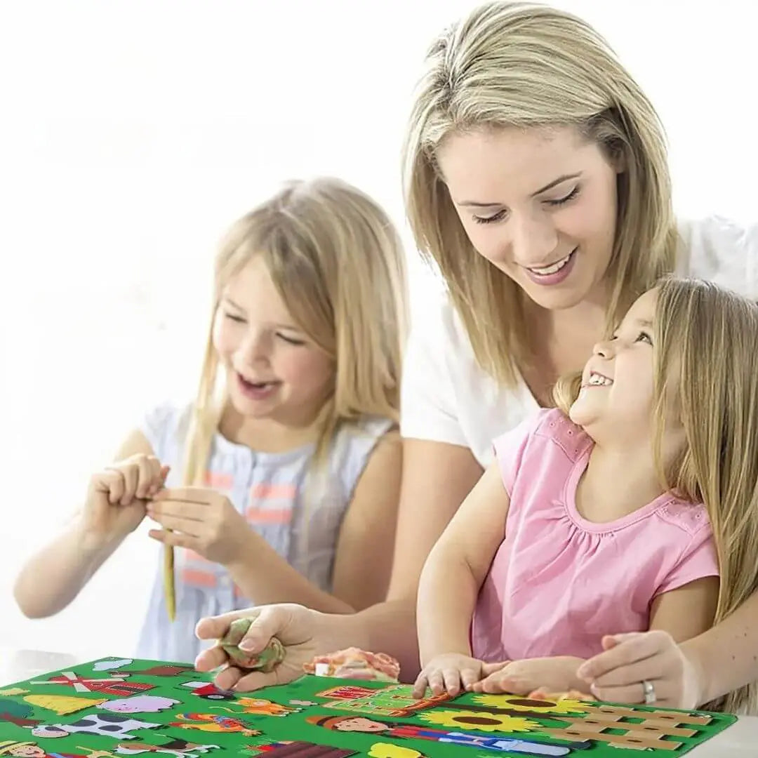 Dziecko układa elementy filcowe na tablicy Montessori Wesoła Farma rozwijając motorykę małą