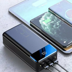 Kompaktowy powerbank TitanCharge 50 000 mAh trzymany w dłoni dla pokazania rozmiaru