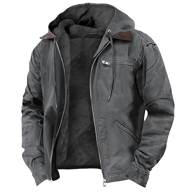 Mężczyzna ubrany w kurtkę Atlas vintage outdoor, prezentacja całości