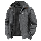 Mężczyzna ubrany w kurtkę Atlas vintage outdoor, prezentacja całości