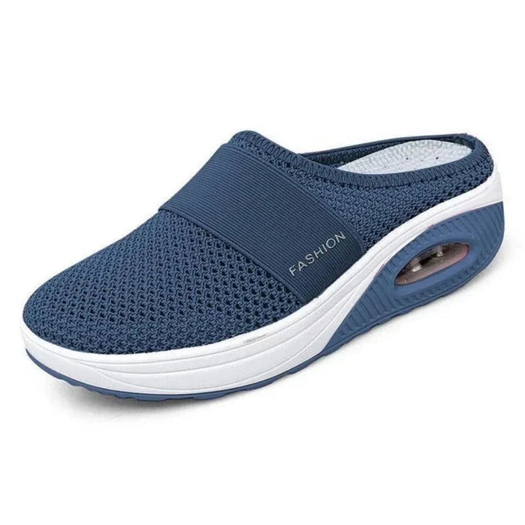 Osoba w obuwiu AeroStep™ podczas spaceru, demonstruje komfort i nowoczesny styl