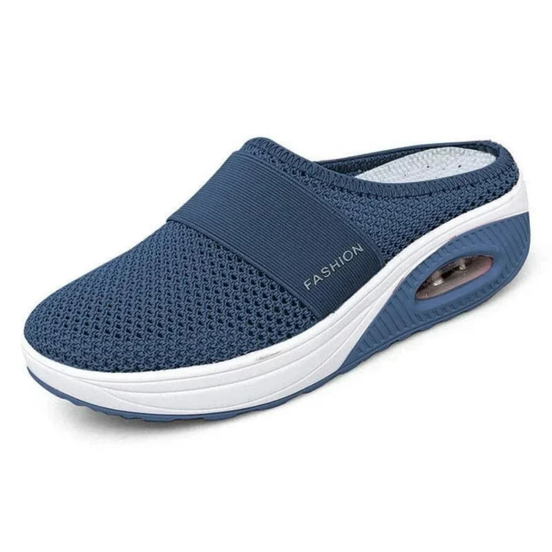 Osoba w obuwiu AeroStep™ podczas spaceru, demonstruje komfort i nowoczesny styl