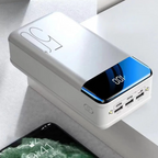 Powerbank TitanCharge z zestawem akcesoriów i kablem ładującym USB na stole
