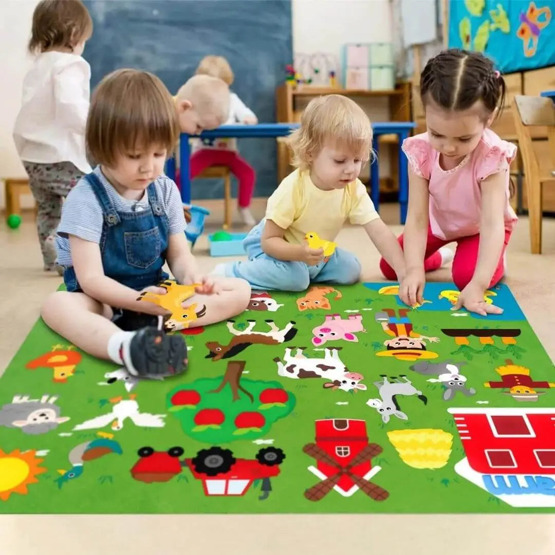 Dzieci bawią się tablicą filcową Montessori Wesoła Farma tworząc historie z życia na farmie