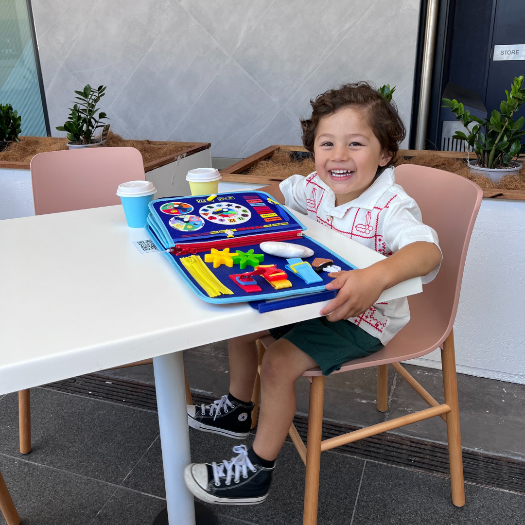 Zabawka Montessori dla małych dzieci z różnorodnymi elementami manualnymi