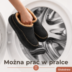 Mężczyzna w wygodnych kapciach ortopedycznych w domowym otoczeniu