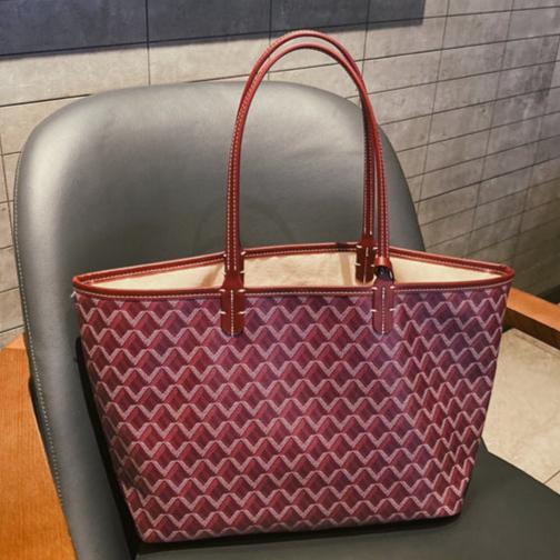 Elegancka czarna torebka damska – ujęcie z boku