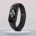 Czerwony smartwatch dla dzieci z wyświetlonym ekranem głównym aplikacji