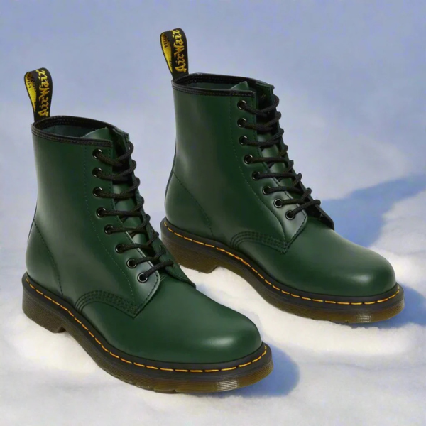 Buty Martens w użytkowaniu — widok podeszwy i profilu buta