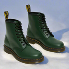 Buty Martens w użytkowaniu — widok podeszwy i profilu buta