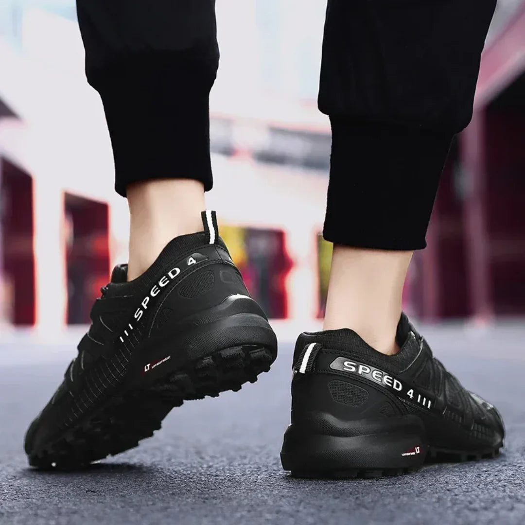 Buty SpeedCross IV w czarnej kolorystyce — pełny widok z boku