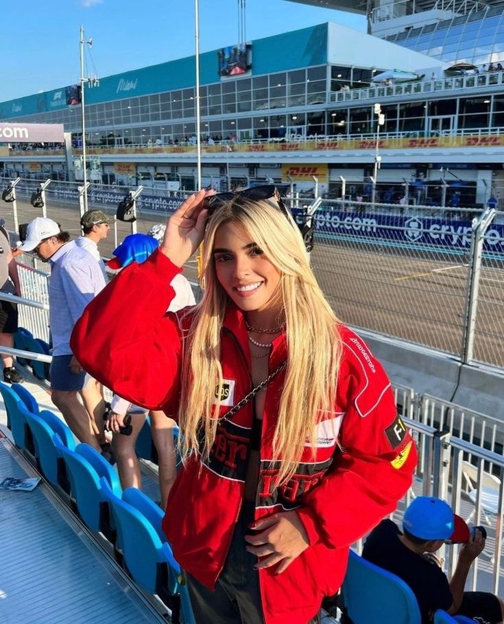Damska kurtka wyścigowa oversize Ailyn – styl motorsport z blokami kolorów i naszywkami