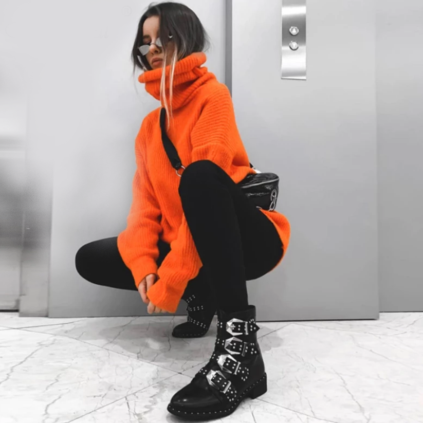 Damski sweter z golfem w neonowych kolorach