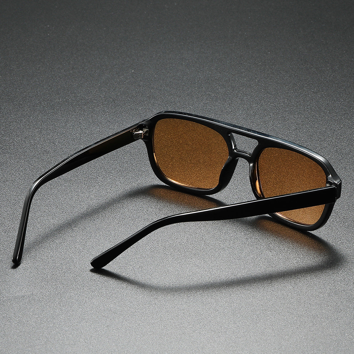 Damskie modne okulary przeciwsłoneczne w eleganckim, kanciastym designie