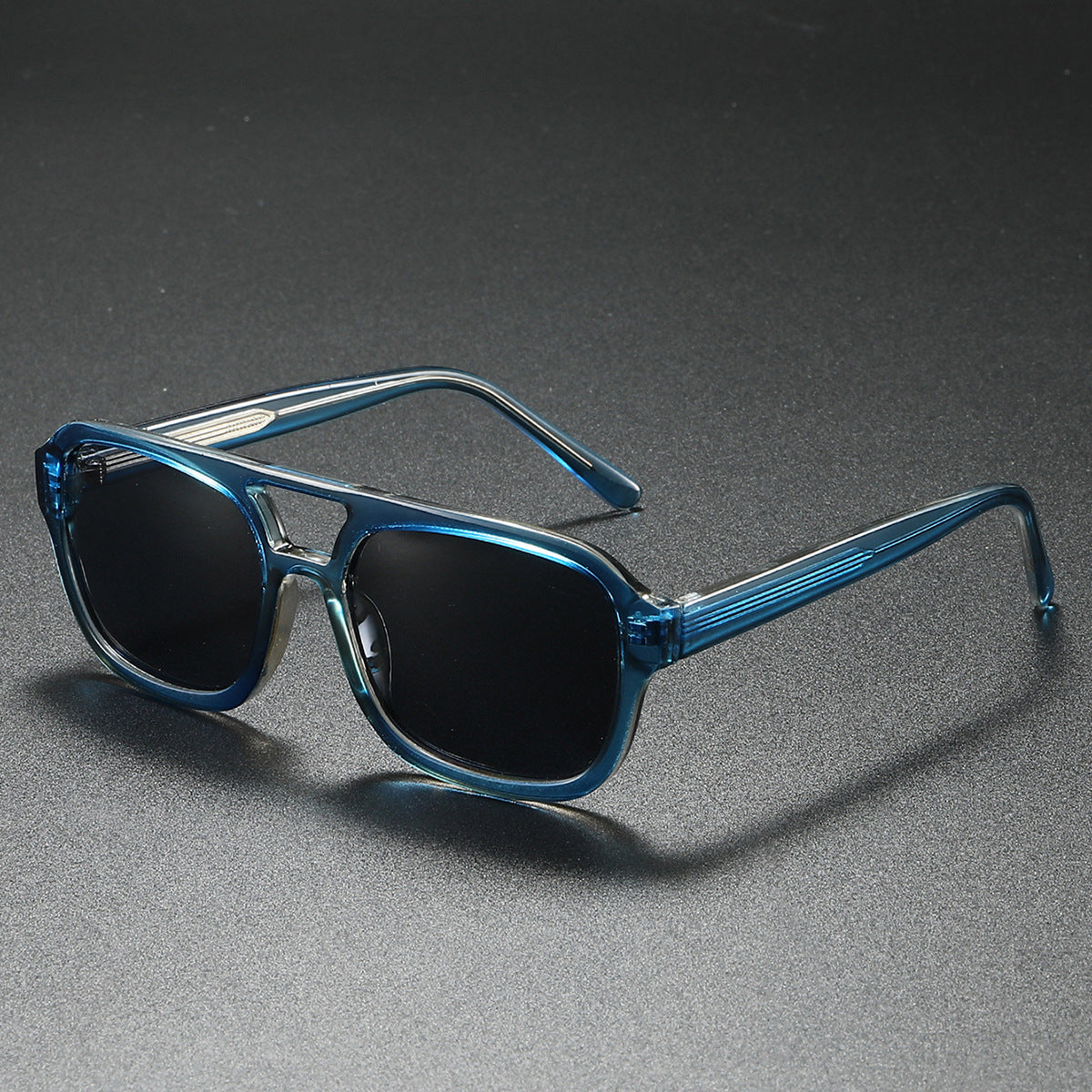 Damskie modne okulary przeciwsłoneczne w eleganckim, kanciastym designie
