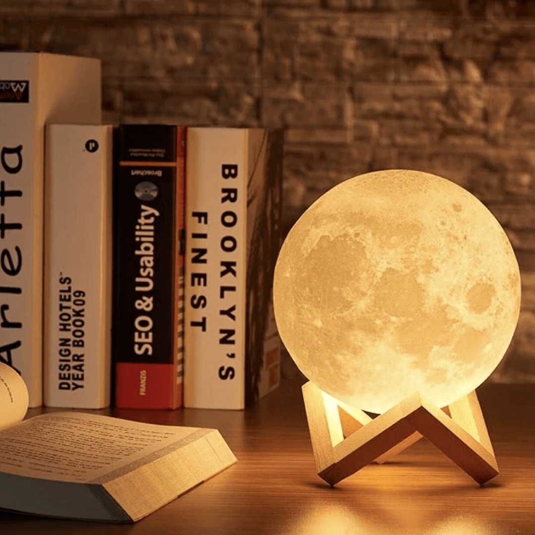Dekoracyjna Lampa Księżyc 3D z Drewnianą Podstawką i Intuicyjnym Sterowaniem