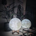 Dekoracyjna Lampa Księżyc 3D z Drewnianą Podstawką i Intuicyjnym Sterowaniem