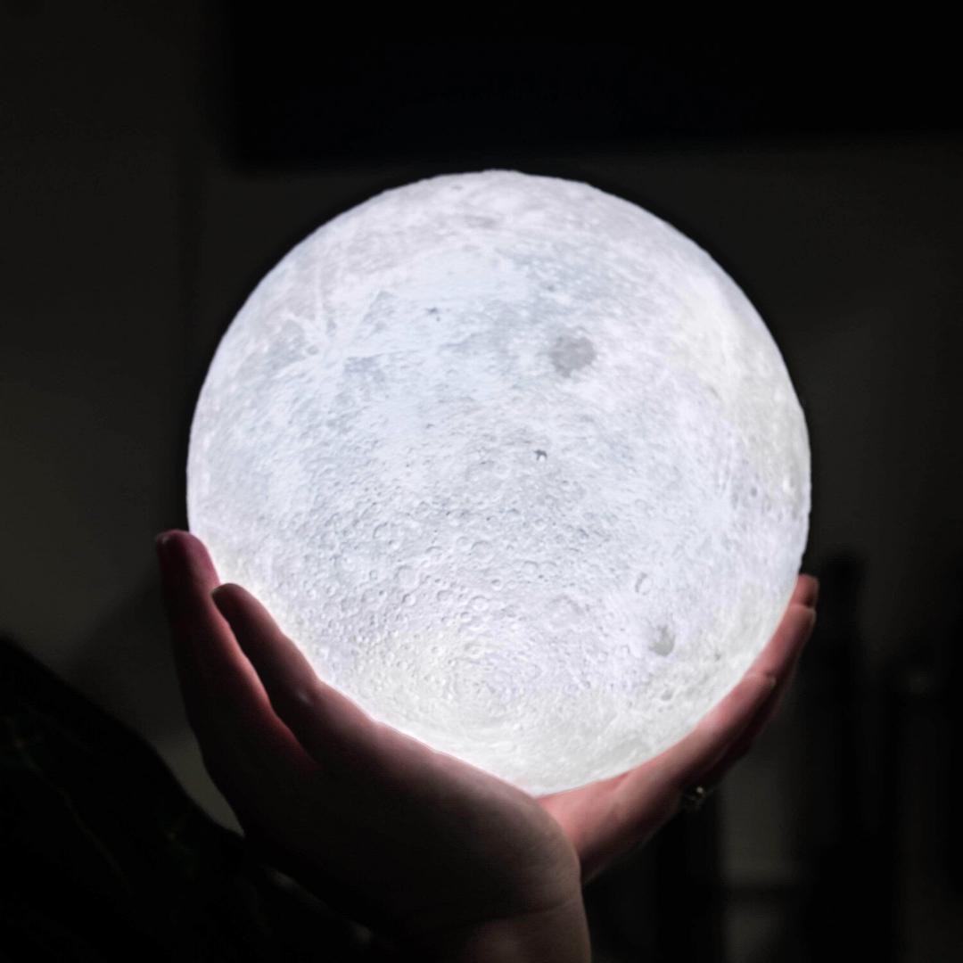 Dekoracyjna Lampa Księżyc 3D z Drewnianą Podstawką i Intuicyjnym Sterowaniem
