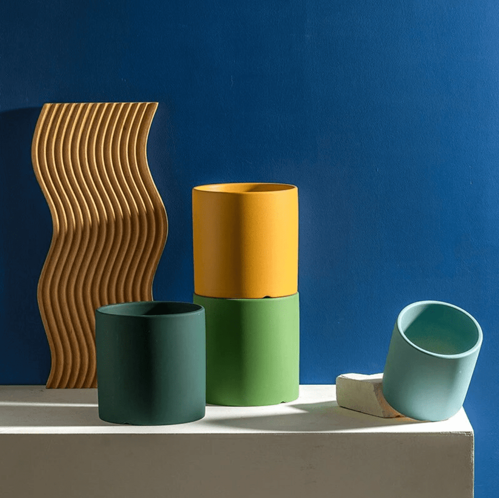 Doniczka ceramiczna z matową glazurą, otworem drenażowym i podstawką