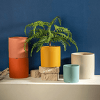 Doniczka ceramiczna z matową glazurą, otworem drenażowym i podstawką