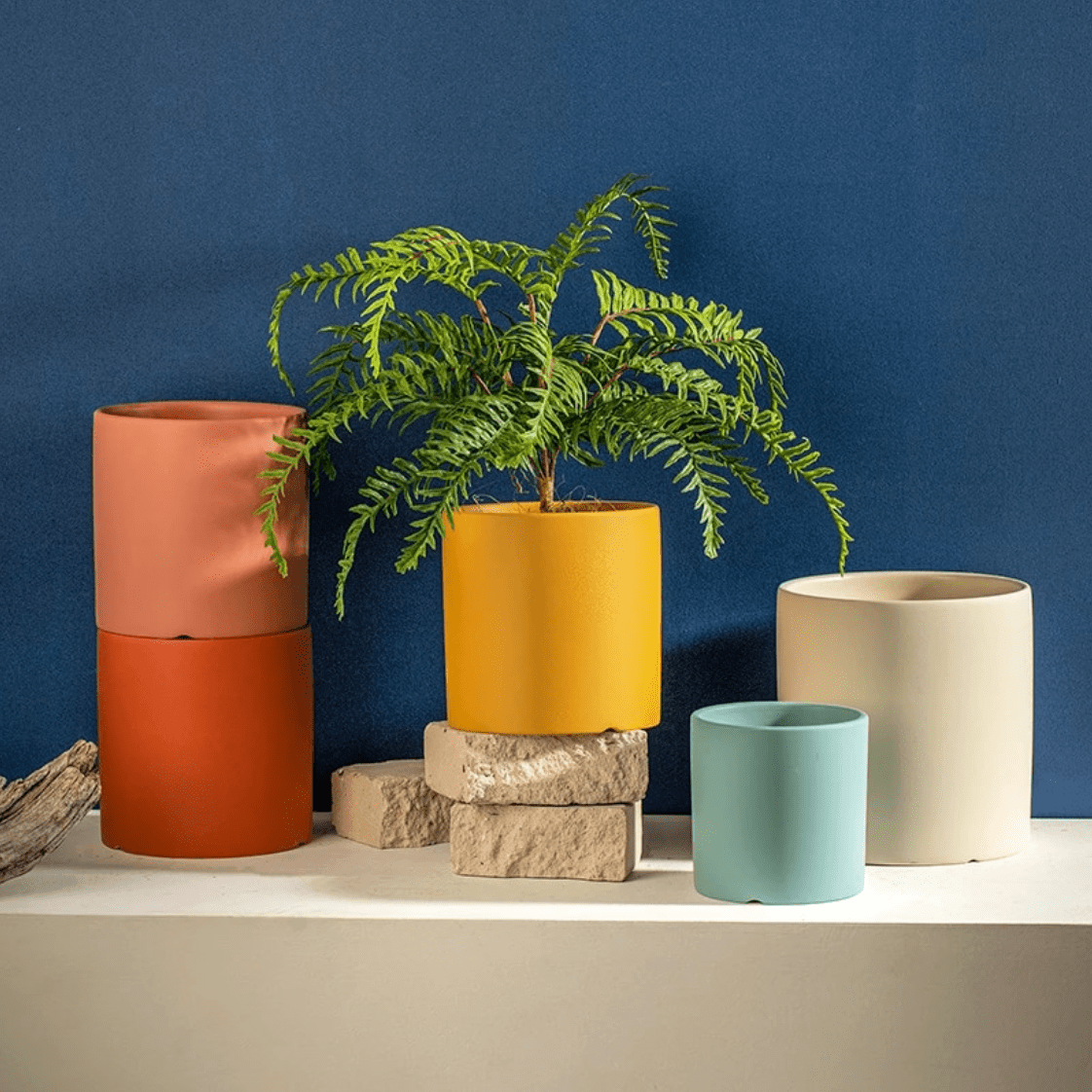 Doniczka ceramiczna z matową glazurą, otworem drenażowym i podstawką