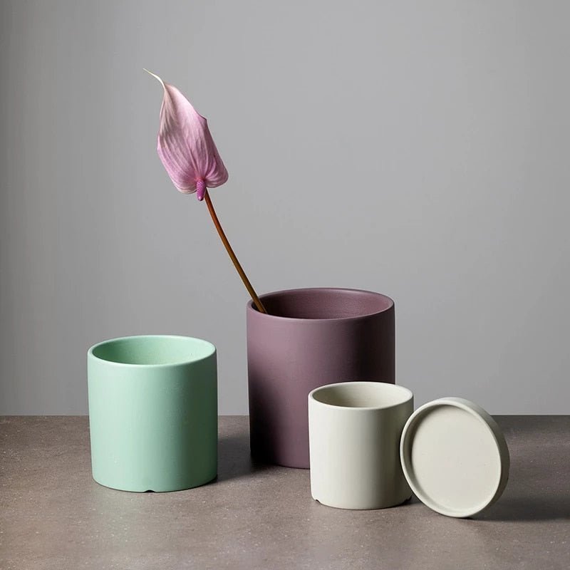 Doniczka ceramiczna z matową glazurą, otworem drenażowym i podstawką
