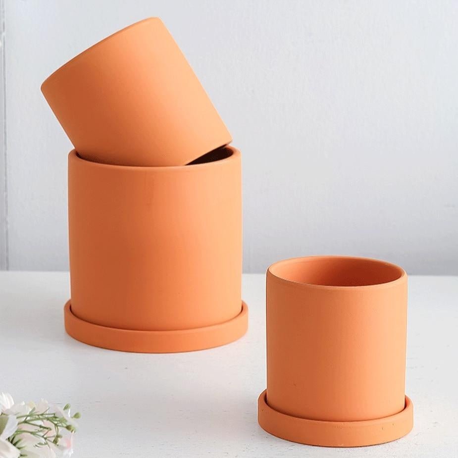 Doniczka ceramiczna z matową glazurą, otworem drenażowym i podstawką