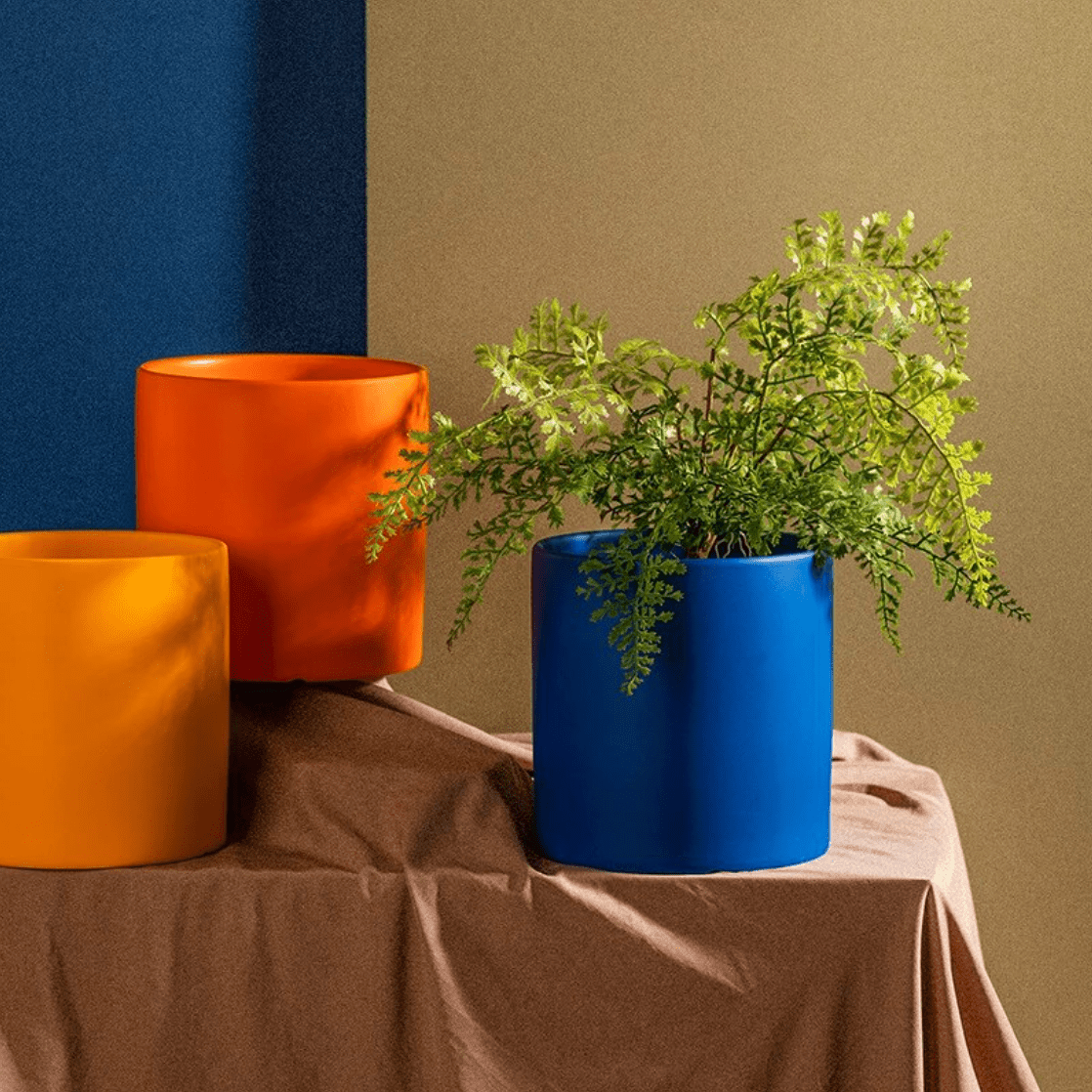 Doniczka ceramiczna z matową glazurą, otworem drenażowym i podstawką