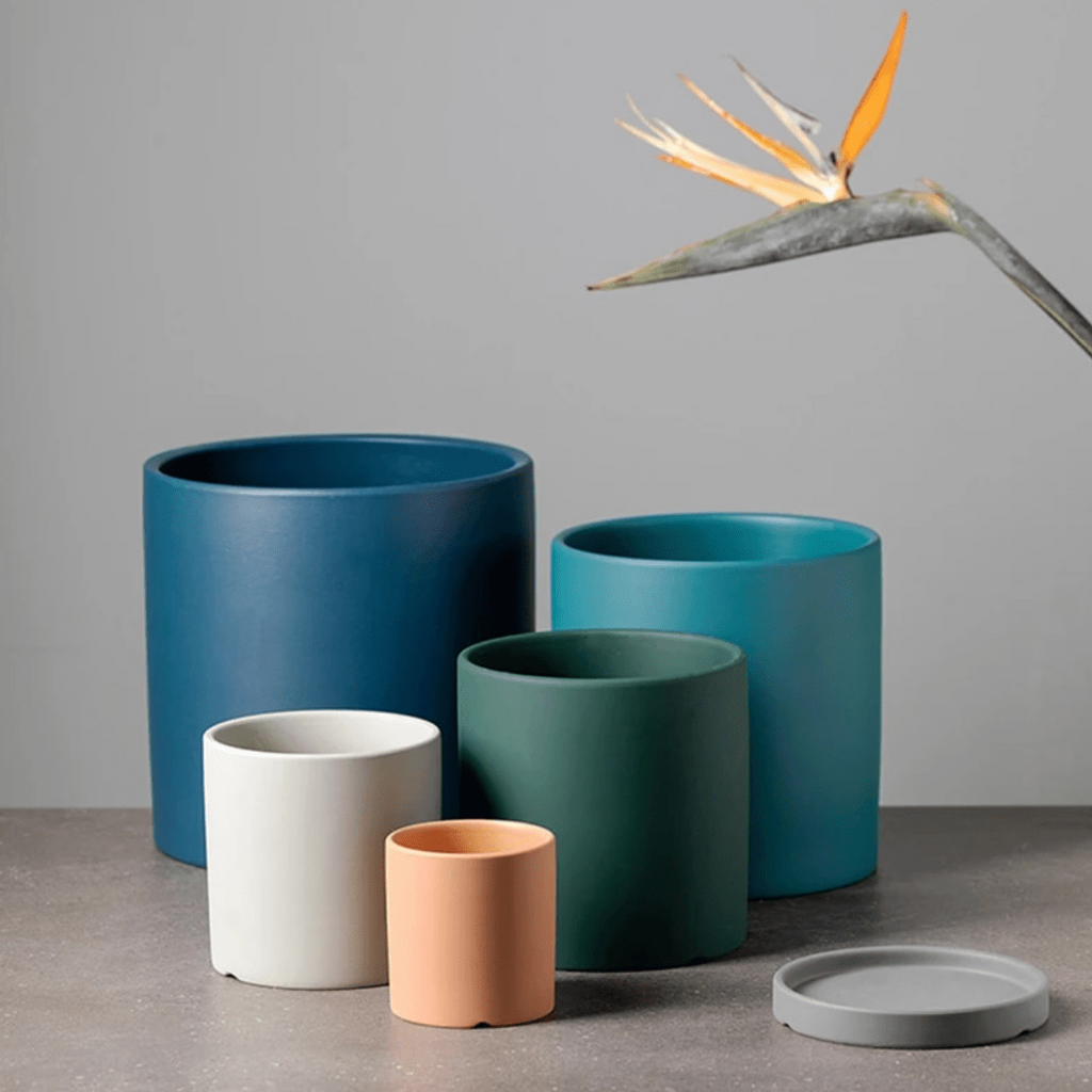 Doniczka ceramiczna z matową glazurą, otworem drenażowym i podstawką