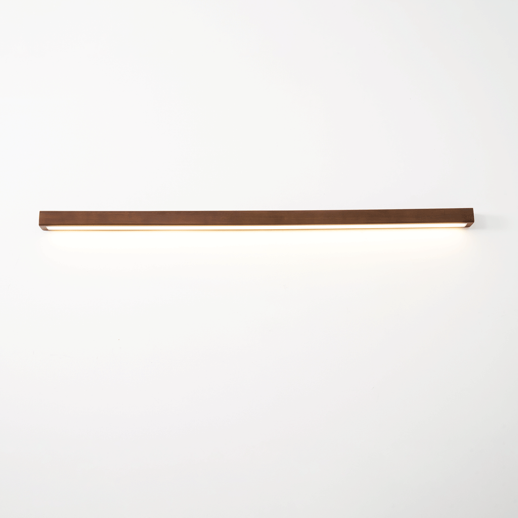 Drewniana lampa ścienna liniowa z wąskim światłem
