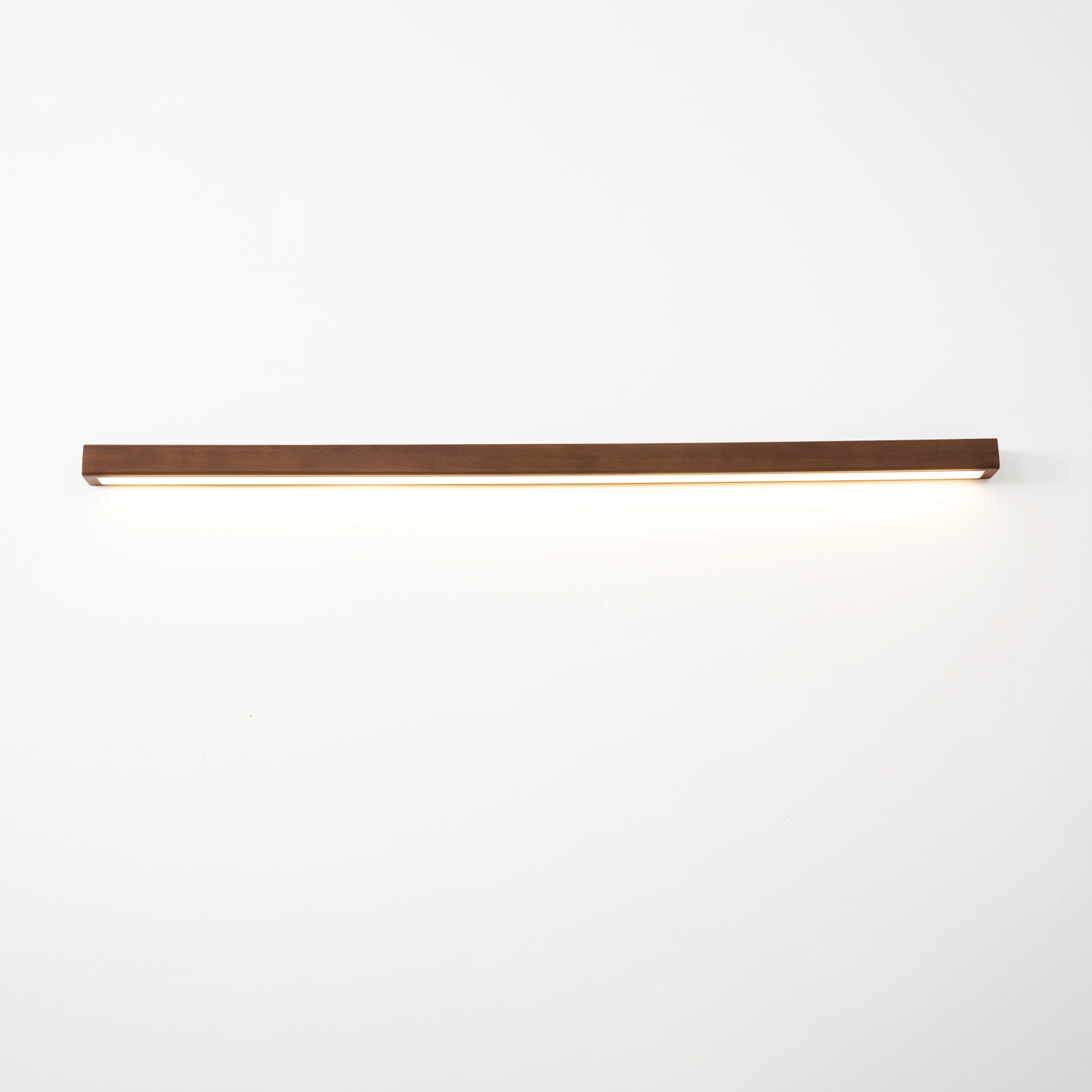 Drewniana lampa ścienna liniowa z wąskim światłem
