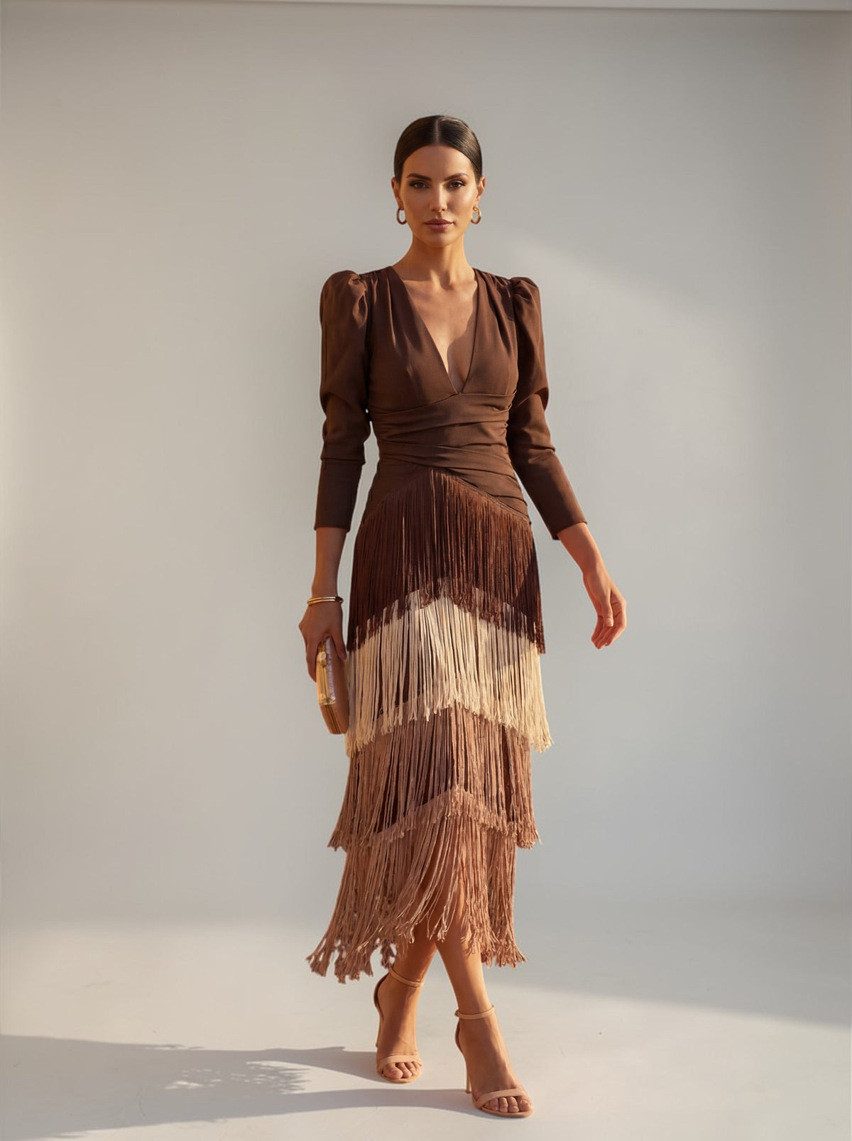 Elegancka sukienka midi z warstwowymi frędzlami