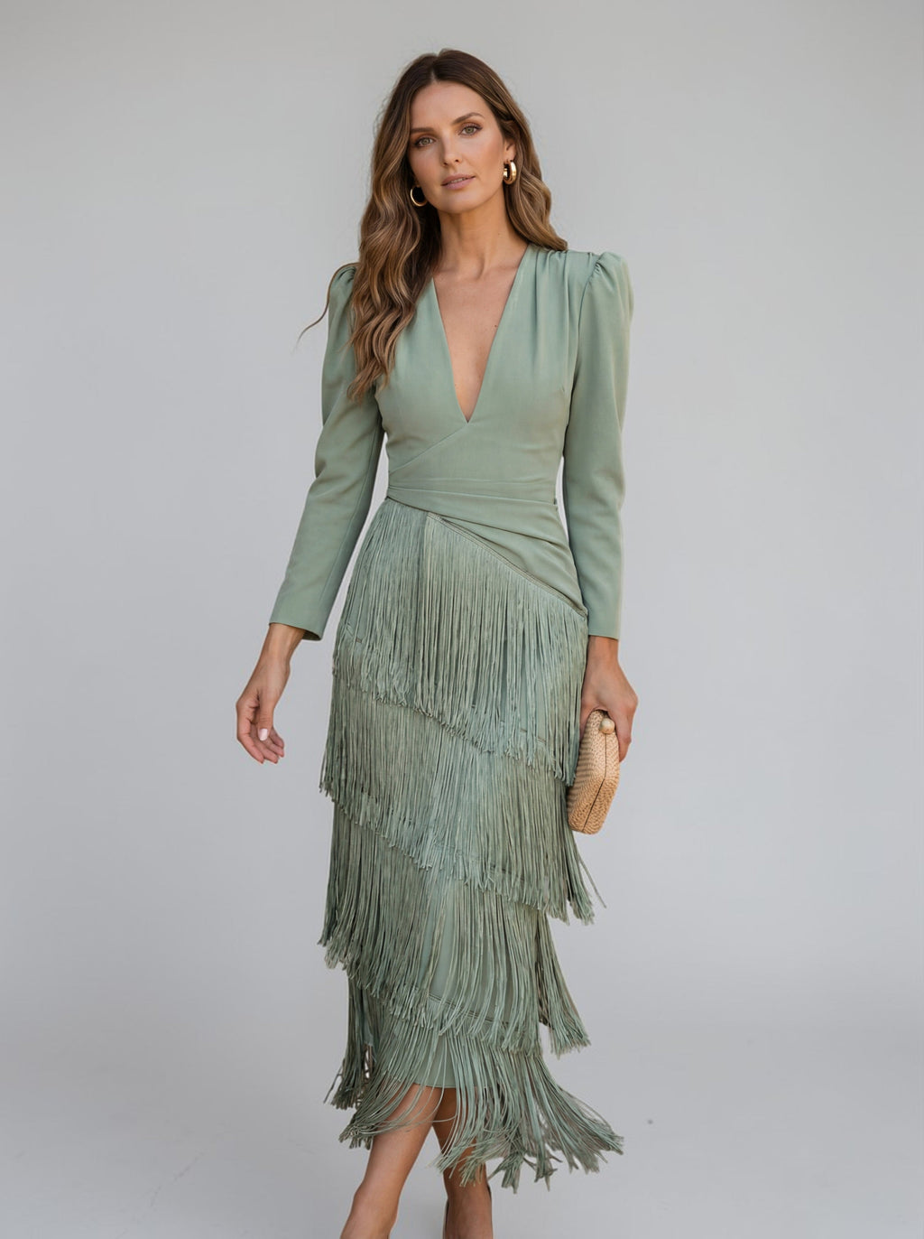 Elegancka sukienka midi z warstwowymi frędzlami