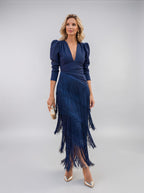 Elegancka sukienka midi z warstwowymi frędzlami