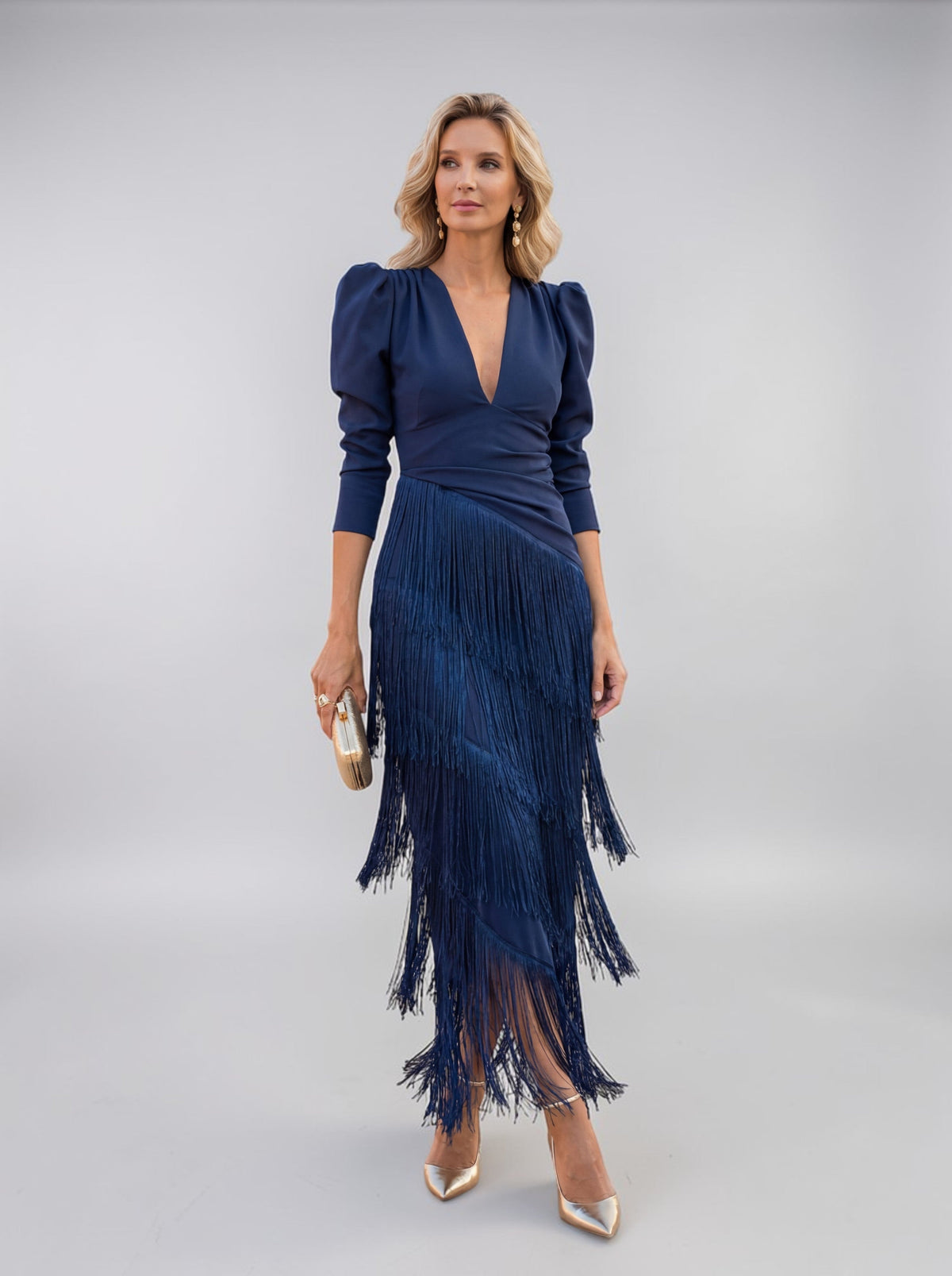 Elegancka sukienka midi z warstwowymi frędzlami