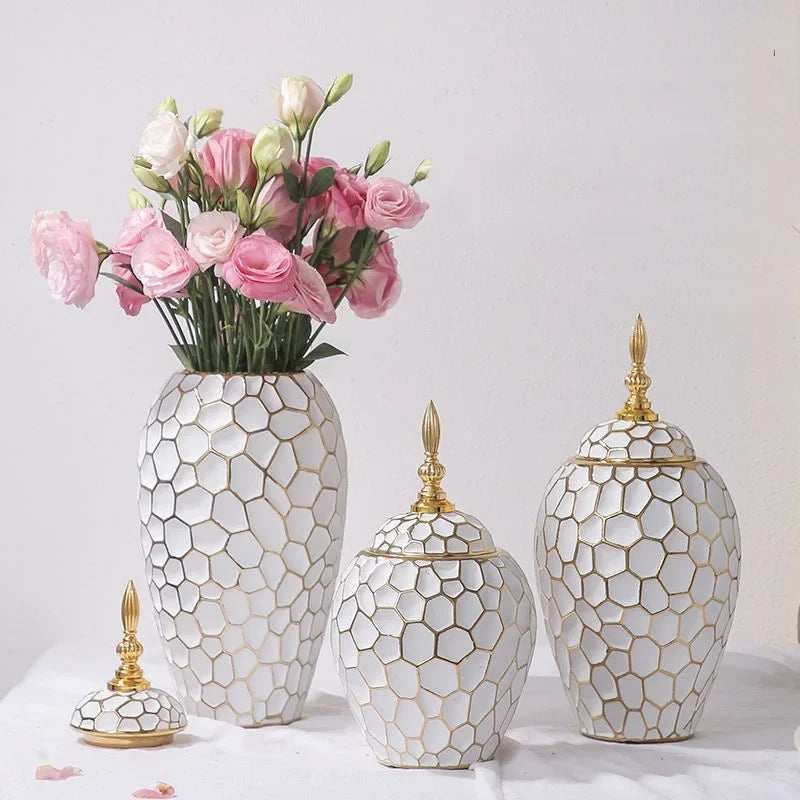 Elegancki Wazon Ceramiczny ze Złotym Akcentem do Wnętrz