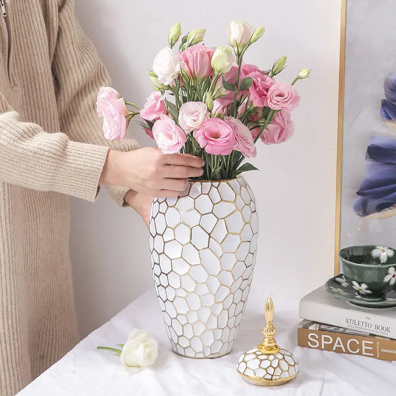 Elegancki Wazon Ceramiczny ze Złotym Akcentem do Wnętrz