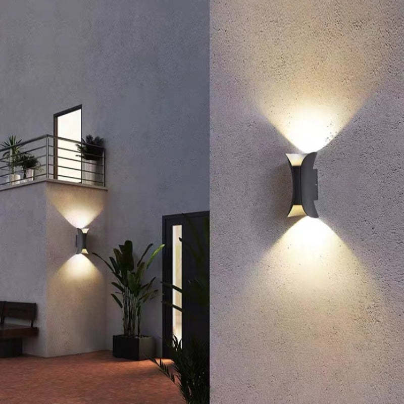 Funkcjonalna odporna na warunki atmosferyczne zakrzywiona zewnętrzna lampa ścienna LED