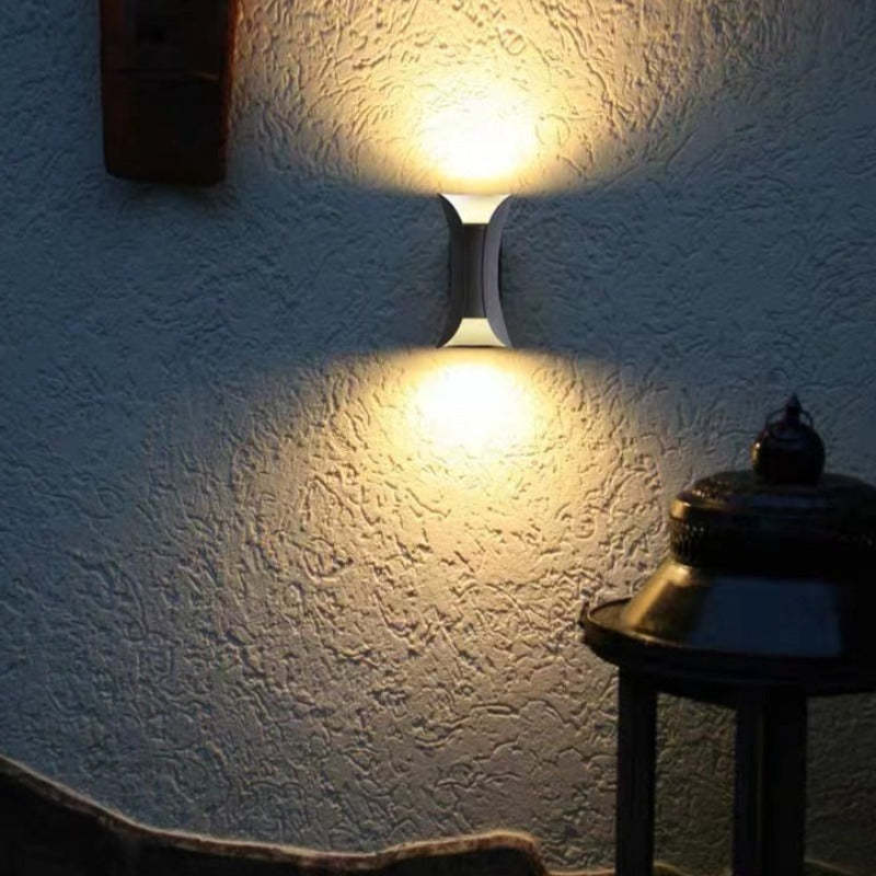 Funkcjonalna odporna na warunki atmosferyczne zakrzywiona zewnętrzna lampa ścienna LED